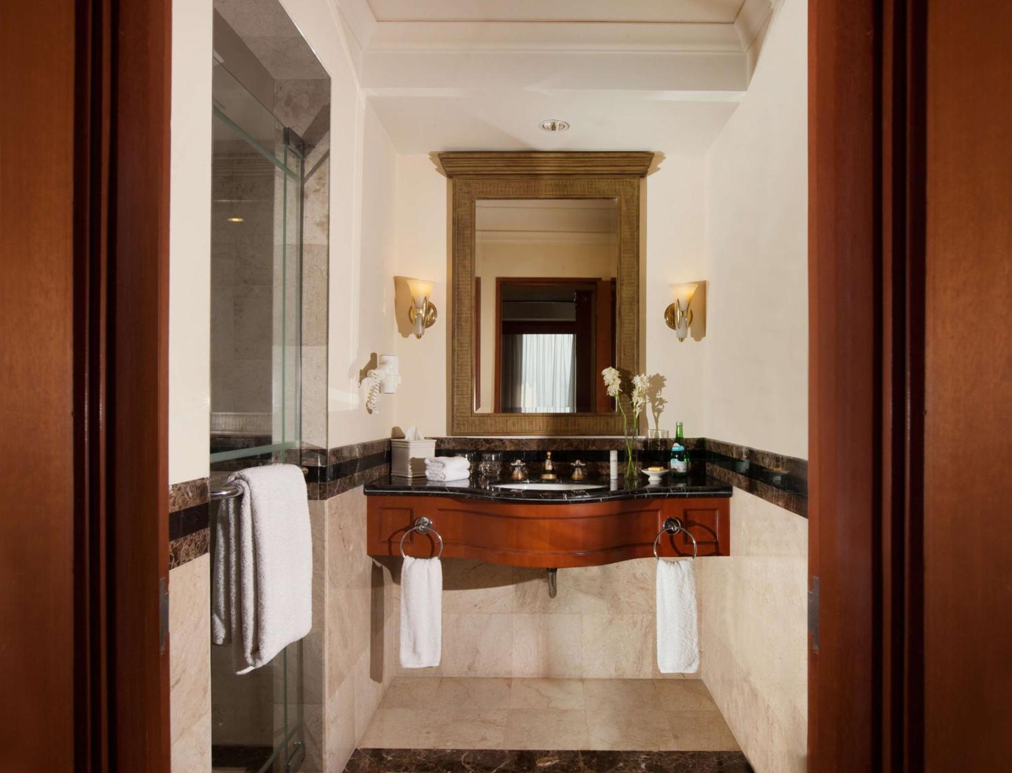 Готель Hyatt Regency Yogyakarta Селеман Екстер'єр фото Bathroom
