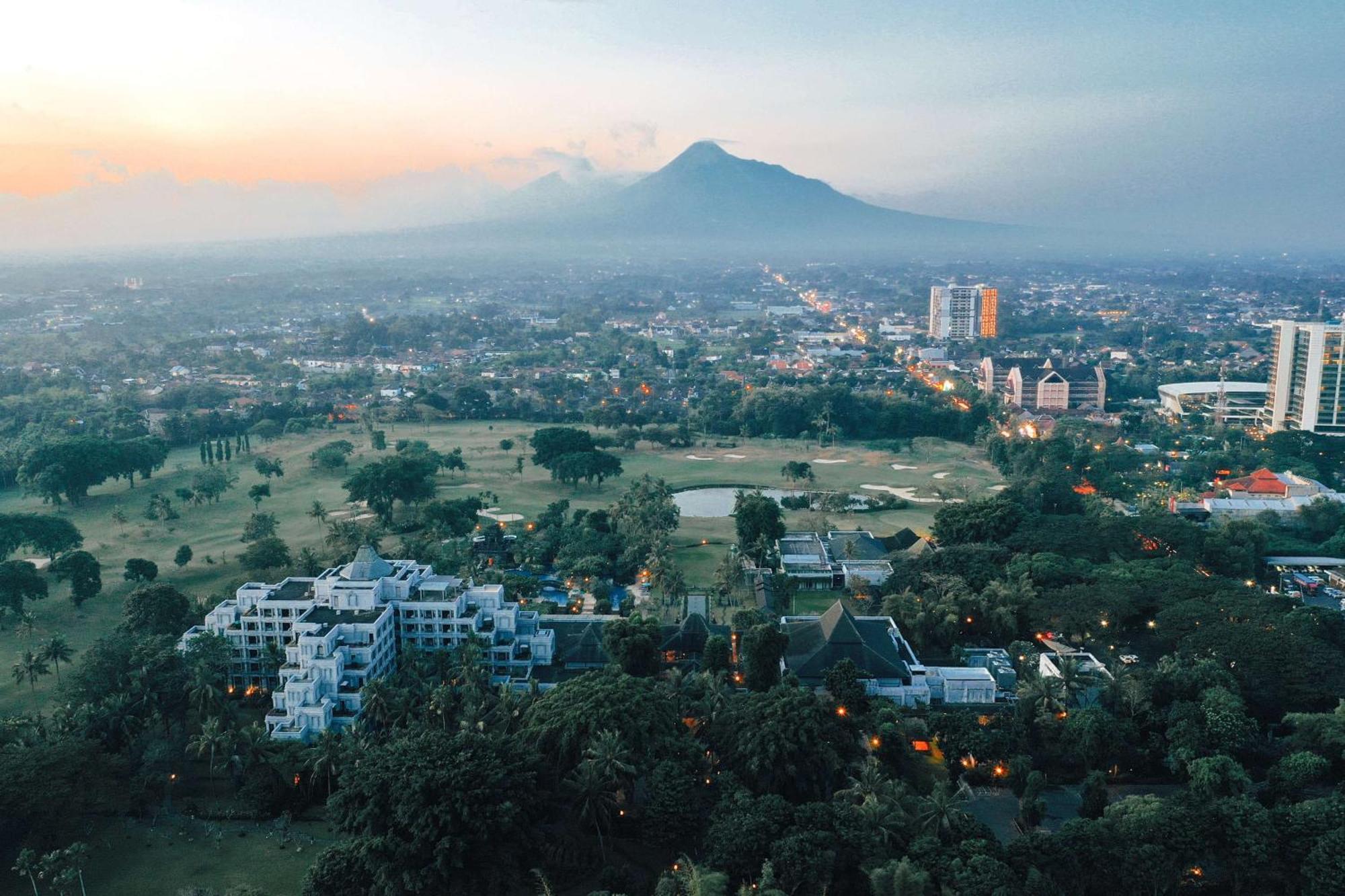 Готель Hyatt Regency Yogyakarta Селеман Екстер'єр фото View of the city of San José, with San Cristóbal volcano in the background.