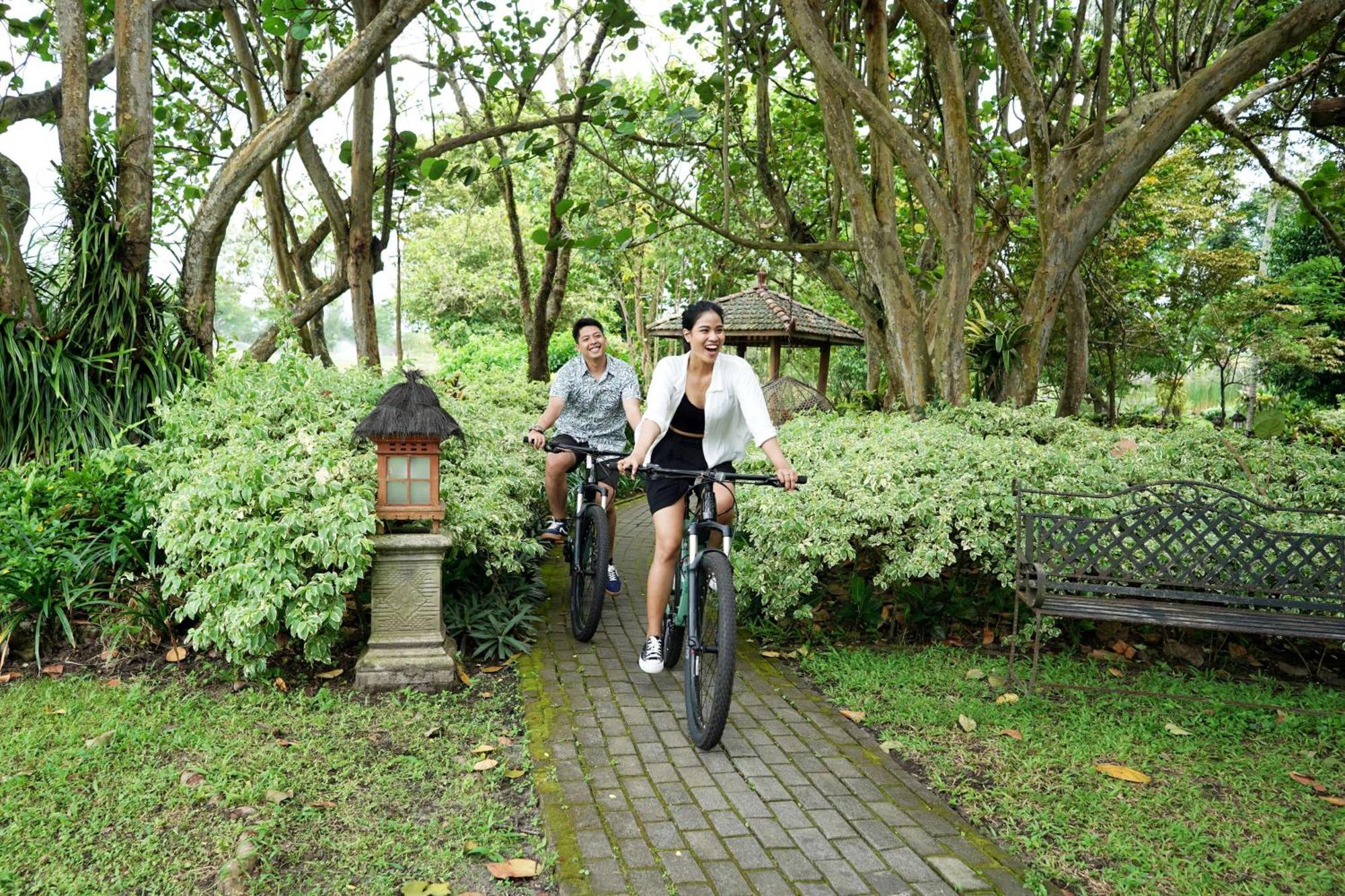 Готель Hyatt Regency Yogyakarta Селеман Екстер'єр фото Cycling at the park
