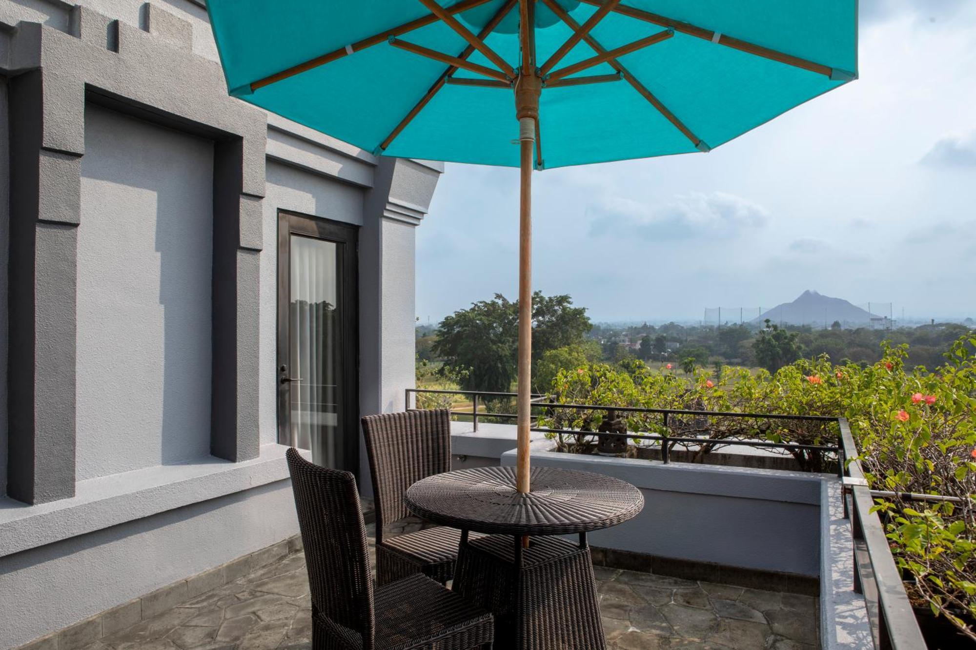 Готель Hyatt Regency Yogyakarta Селеман Екстер'єр фото A patio with a blue umbrella
