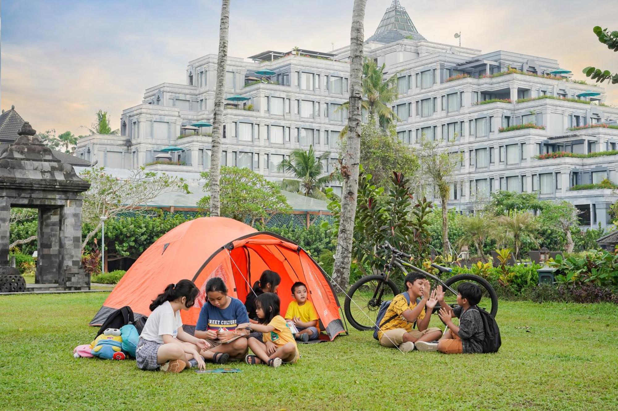 Готель Hyatt Regency Yogyakarta Селеман Екстер'єр фото Students camping at the university's campus in Bali