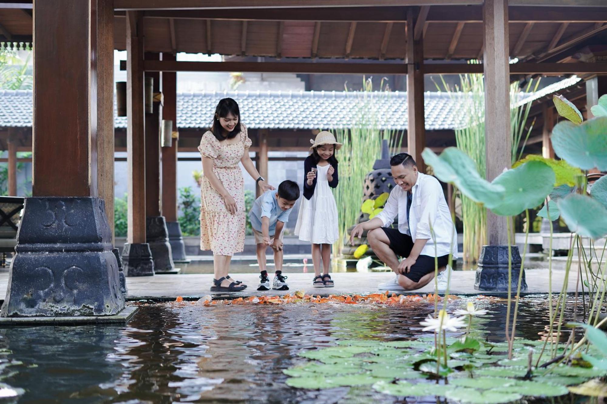 Готель Hyatt Regency Yogyakarta Селеман Екстер'єр фото Family at the Lotus Pond