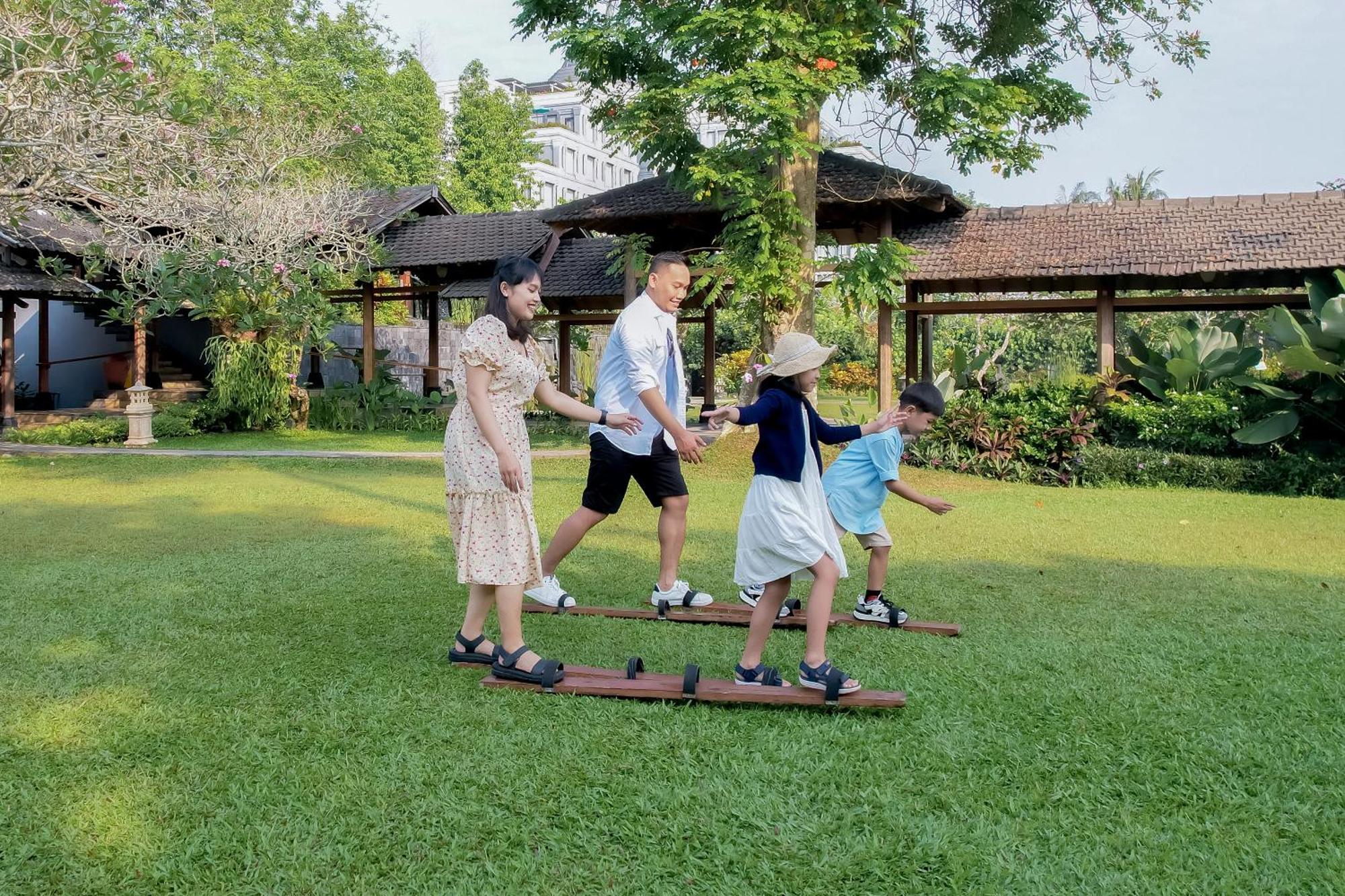 Готель Hyatt Regency Yogyakarta Селеман Екстер'єр фото A family playing the game
